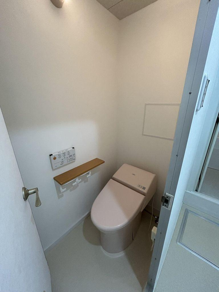 住道駅前住宅17号棟のトイレ|温水洗浄便座　タンクレストイレ
■物件内覧・資金計画相談・住宅ローン相談、リフォーム相談、お問合せ受付中■
※当日・翌日のご内覧、ご相談はお電話でのお問合せがスムーズです！