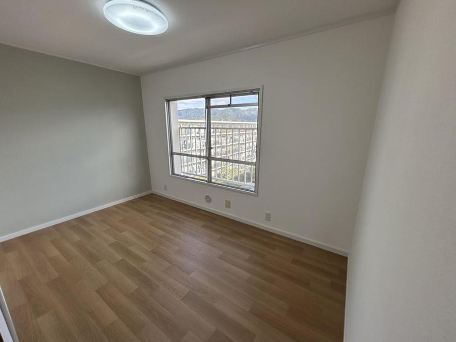 住道駅前住宅17号棟の子供部屋|洋室5.1帖
■物件内覧・資金計画相談・住宅ローン相談、リフォーム相談、お問合せ受付中■
※当日・翌日のご内覧、ご相談はお電話でのお問合せがスムーズです！