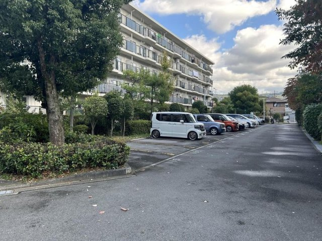 住道駅前住宅17号棟の駐車場|駐車場
■物件内覧・資金計画相談・住宅ローン相談、リフォーム相談、お問合せ受付中■
※当日・翌日のご内覧、ご相談はお電話でのお問合せがスムーズです！