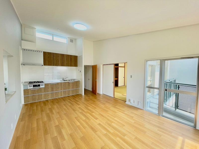 住道駅前住宅17号棟の居間・リビング|LDK10.5帖
■物件内覧・資金計画相談・住宅ローン相談、リフォーム相談、お問合せ受付中■
※当日・翌日のご内覧、ご相談はお電話でのお問合せがスムーズです！