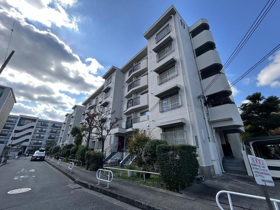 住道駅前住宅17号棟の現況写真|外観
■物件内覧・資金計画相談・住宅ローン相談、リフォーム相談、お問合せ受付中■
※当日・翌日のご内覧、ご相談はお電話でのお問合せがスムーズです！