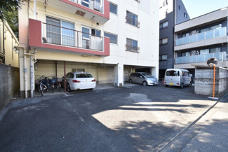 【駐車場】 | マンションの駐車場スペース。空きの有無や駐車料金、サイズ規定などについては、改めてお問い合わせください。～即日のご見学可能～　お問合せはお気軽にどうぞ。
