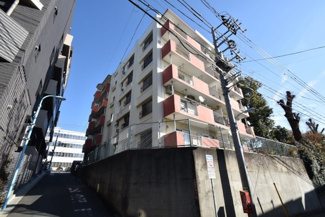 【外観】 | 青空によく映える建物です。手入れの行き届いた外壁やマンション正面エントランスなど、綺麗な姿をぜひ一度、現地にてご覧ください。～即日のご見学可能～　お問合せはお気軽にどうぞ。