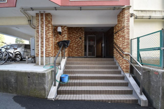 【エントランス】 | お客様を、そして住人を出迎えてくれるマンションのエントランス。ゴミが落ちていないことからも、管理状態の良さや住民の節度の高さが見て取れます。～即日のご見学可能～　お問合せはお気軽にどうぞ。

