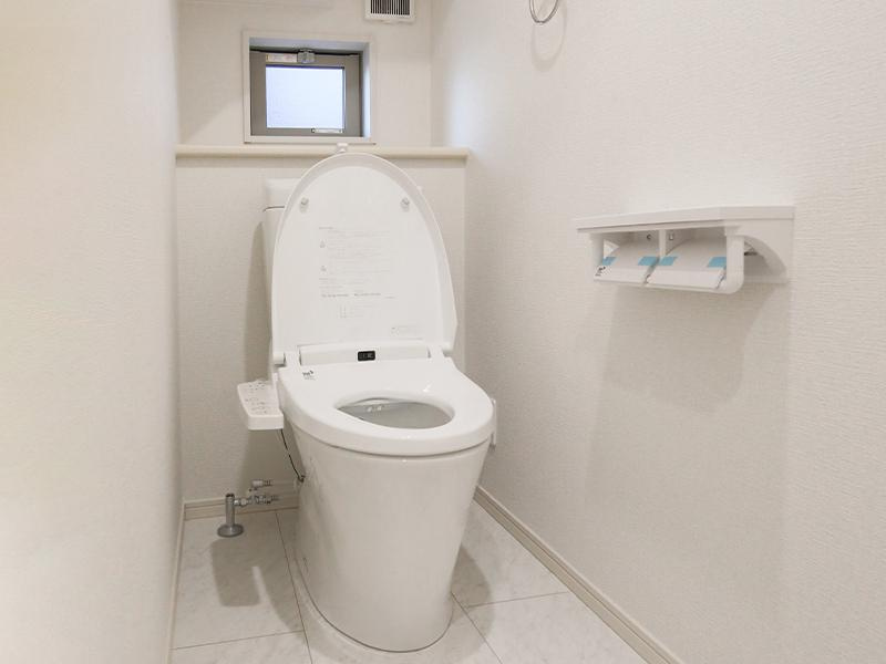 結城市結城　新築戸建23P2号棟のトイレ
