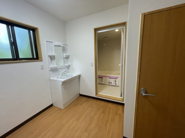 原村リノベーション住宅の独立洗面台|1階にある水回りスペース、洗面脱衣室です