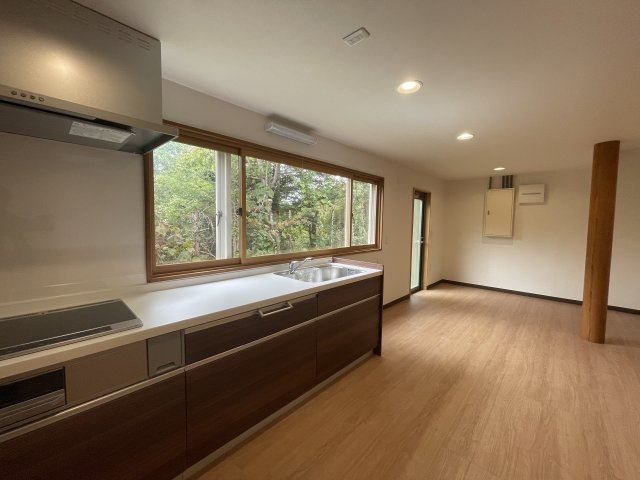 原村リノベーション住宅のキッチン|1階東に面し明るいダイニングキッチンです。秋にはリスも見ました