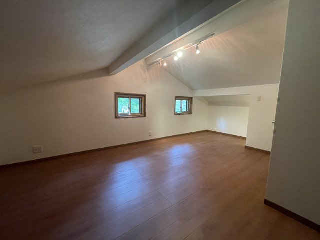 原村リノベーション住宅の内装|2階の階段ホールです。勾配天井で楽しい雰囲気です