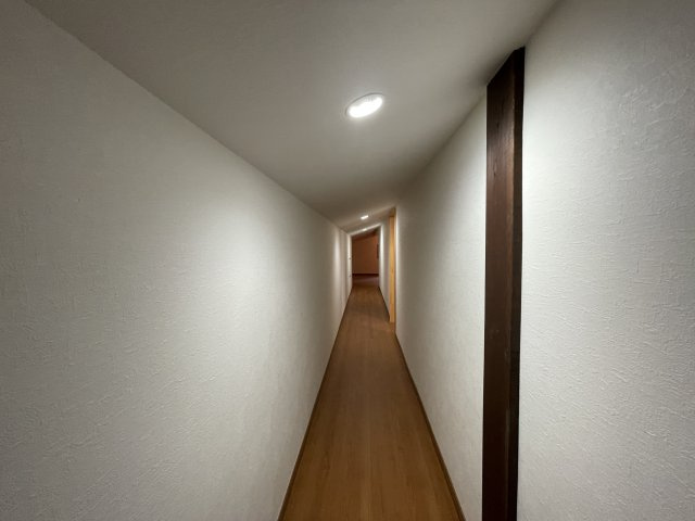 原村リノベーション住宅のその他|2階廊下　勾配天井です
