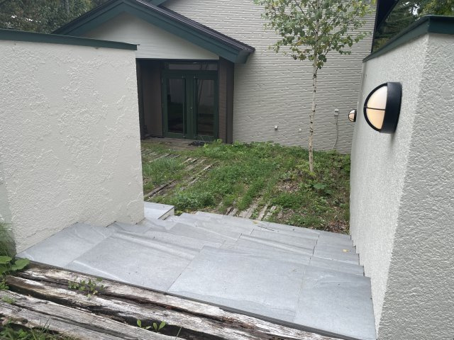 原村リノベーション住宅のその他|駐車場からエントランスを通りお家へ