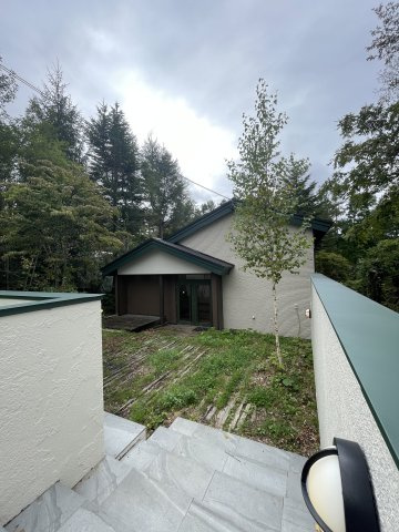 原村リノベーション住宅の外観|道路から下がった位置に建ちます