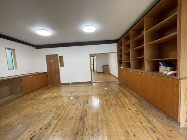 原村リノベーション住宅のエントランス|玄関入ってすぐの、旧店舗部分。壁天井整備、窓交換です