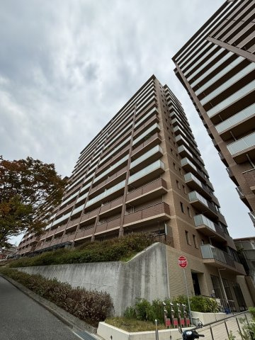 ジオ千里中央スカイコートB棟の外観