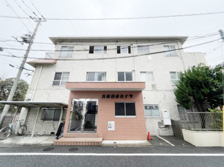 【外観】 | 手入れの行き届いた外壁やエントランスなど、「見ればわかる」レベルで清潔感を保ったマンションです。築年数を感じさせない姿で皆様をお出迎えします。～即日のご見学可能～　お問合せはお気軽にどうぞ。