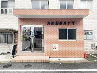 【エントランス】 | お客様を、そして住人を出迎えてくれるマンションのエントランス。ゴミが落ちていないことからも、管理状態の良さや住民の節度の高さが見て取れます。～即日のご見学可能～　お問合せはお気軽にどうぞ。