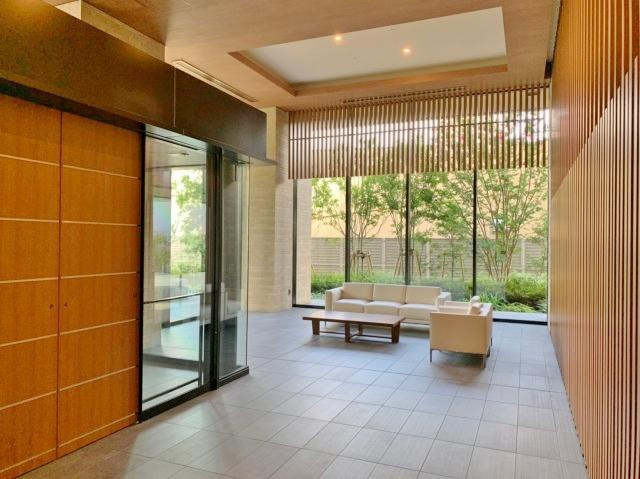 ザ・レジデンス大阪住道のエントランス|エントランスロビー
■物件内覧・資金計画相談・住宅ローン相談、リフォーム相談、お問合せ受付中■
※当日・翌日のご内覧、ご相談はお電話でのお問合せがスムーズです！