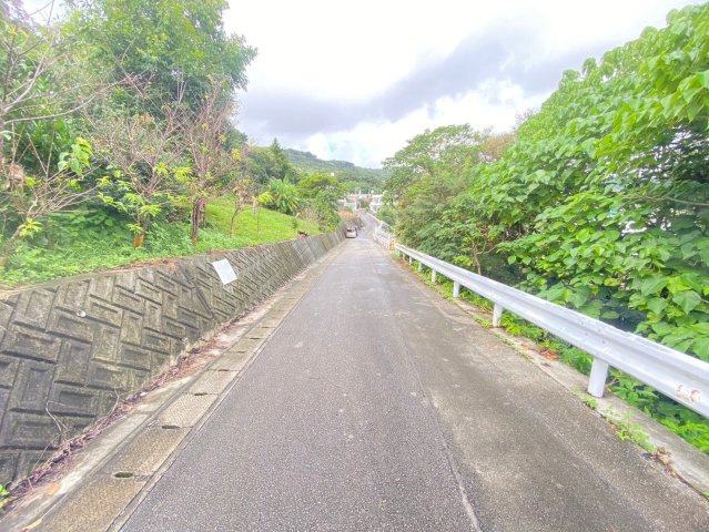 南城市佐敷新里　建築条件付き土地の前面道路含む現地写真