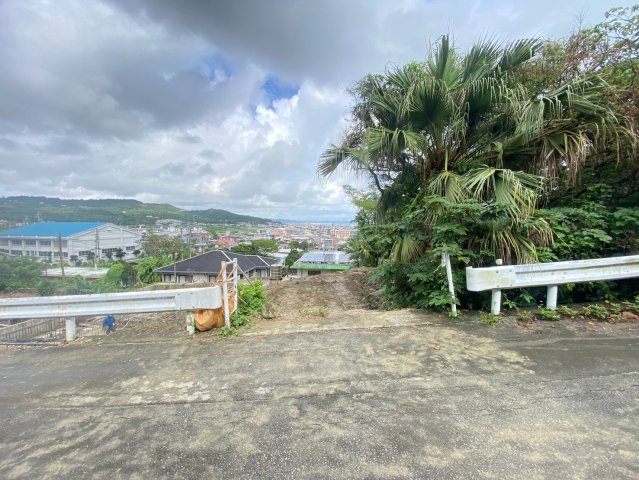 南城市佐敷新里　建築条件付き土地の前面道路含む現地写真