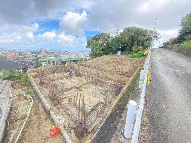 南城市佐敷新里　建築条件付き土地の前面道路含む現地写真