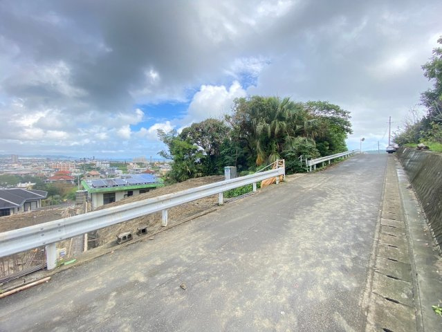 南城市佐敷新里　建築条件付き土地の前面道路含む現地写真