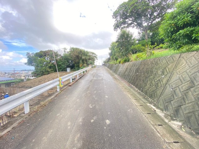 南城市佐敷新里　建築条件付き土地の前面道路含む現地写真