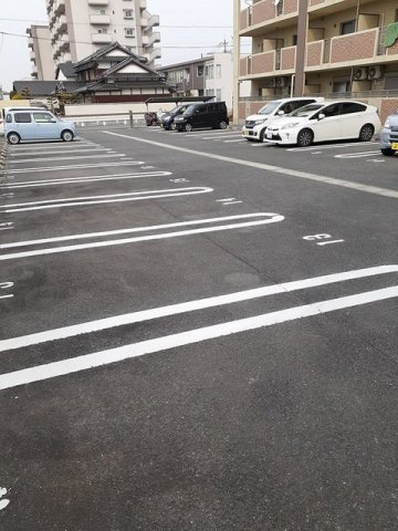 ラ　フローラの駐車場|駐車スペースもあります☆