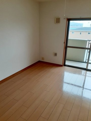 ラ　フローラの居間・リビング|明るい室内です☆