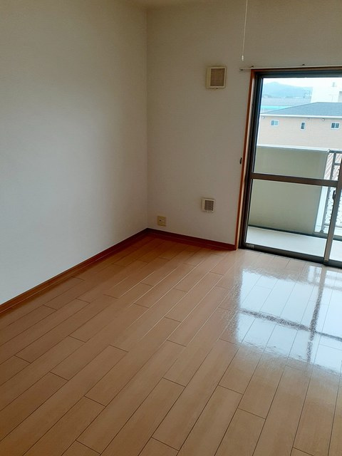 ラ　フローラの寝室|クローゼット付の洋室です☆