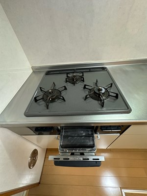 【キッチン】 | グリーンバレー王禅寺A | グリル付き3口ガスコンロのシステムキッチンです☆グリルがあるとお料理の幅が広がりますね♪自炊生活で楽しく健康に！