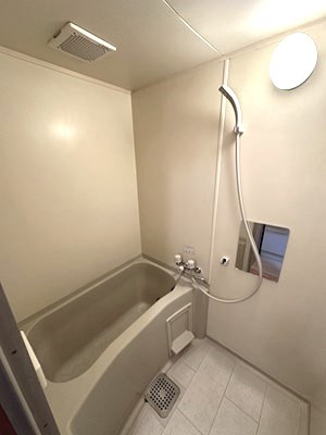 【浴室】 | グリーンバレー王禅寺A | 家族の入浴時間がずれても温められる追い焚き機能付きのバスルーム☆お風呂に浸かって一日の疲れもすっきりリフレッシュ♪