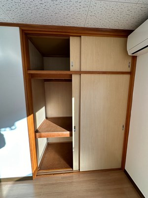 【収納】 | グリーンバレー王禅寺A | 洋室6帖のお部屋にある収納スペースです！天井高の収納スペースで荷物をたっぷり収納できます☆