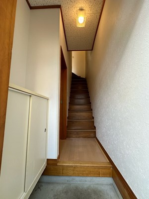 【玄関】 | グリーンバレー王禅寺A | 玄関から室内への景観です！左手にリビングダイニングキッチン、正面に階段があります☆