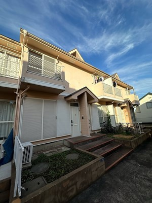 【外観】 | グリーンバレー王禅寺A | 小田急線「柿生」駅まで徒歩圏内！「新百合ヶ丘」駅にアクセス可能な最寄りバス停まで徒歩5分のテラスハウス☆雨の日の通勤やお出かけもバス利用でスムーズです♪