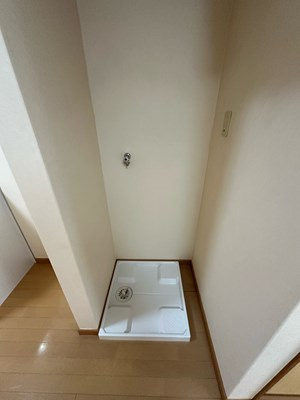 【設備】 | グリーンバレー王禅寺A | キッチン横にある室内洗濯機置き場です♪防水パンが付いているので万が一の漏水にも安心です！