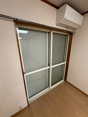 【セキュリティ】 | グリーンバレー王禅寺A | 雨戸付きなので夜やお出かけ時も安心です！雨戸は冬場の寒さ対策にもなります◎