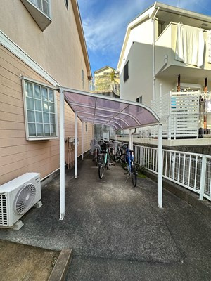 【その他共用部分】 | グリーンバレー王禅寺A | 屋根付きの駐輪場で雨が降っても大切な自転車が濡れなくてすみますね♪駅まで自転車も便利ですね☆