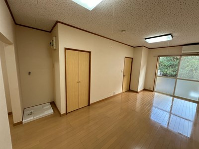 【居間・リビング】 | グリーンバレー王禅寺A | 1階・南向きリビングダイニングキッチン12.5帖☆専用庭に繋がる陽当たりの良いお部屋です♪エアコン付きで1年中快適に過ごせますね☆