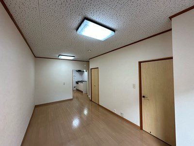 【居間・リビング】 | グリーンバレー王禅寺A | 1階・南向きリビングダイニングキッチン12.5帖☆窓側からの眺めです♪椅子とテーブルを囲んで家族団欒の時間を過ごせます！