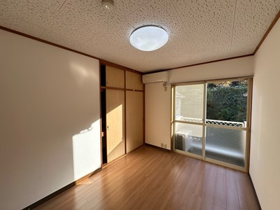 【洋室】 | グリーンバレー王禅寺A | 2階・南向き洋室6帖☆バルコニーに繋がるお部屋は陽当たり良好です！こちらのお部屋にもエアコンを完備◎洋室なのでお掃除もカンタンです！