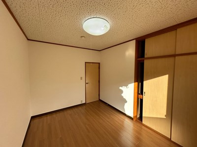 【寝室】 | グリーンバレー王禅寺A | 2階・南向き洋室6帖☆収納スペースがあります♪荷物をたっぷり収納できてお部屋がすっきり片付きます☆