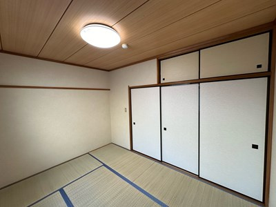 【和室】 | グリーンバレー王禅寺A | 2階・和室6帖☆天袋付き押入れがあります♪寝具をすっきり収納できるので和室は寝室にもオススメ☆