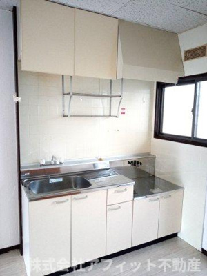 【キッチン】 | サンハイツ川口B | 吊戸棚付き