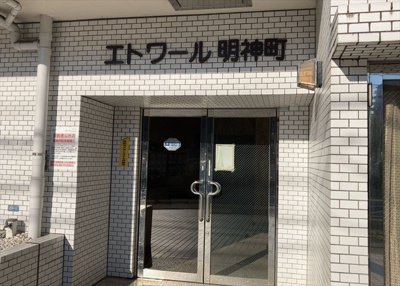 【エントランス】 | エトワール明神町 | マンションのエントランスには、もともと風よけや防犯の役割がありますが、マンションによって宅配ボックスなどの設備が備わっている所もあります。日々の生活をイメージしながら生活しやすさをチェックしましょう。