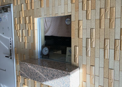 【受付】 | エトワール明神町 | 受付はマンションコンシェルジュがいる場合もあれば、管理人が滞在する小部屋を総称して呼ぶことがあります。主にエントランスに設置されていることから、防犯面でも期待ができます。防犯設備がない場合はより安心！