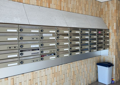 【設備】 | エトワール明神町 | エントランス付近に設置されている集合ポストは、住んでいる部屋と離れているため、ポストをあさるなど誰かに何かされていても被害に気づきにくいです。入居する時には他人に特定されにくい番号で鍵をかけましょう！