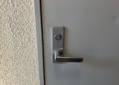 【防犯設備】 | エトワール明神町 | 室内の防犯設備もチェックしましょう！モニター付きインターホンが設置されているか、防犯シャッターが設備されているか、ベランダに人が上がってきにくい高さかなどチェックしておくと入居後も安心できるでしょう。