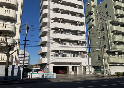 【外観】 | エトワール明神町 | 隣家の土地はどうなっているのか、生活利便施設が近くにあるのか、学校まで近いかなど、お客様のライフスタイルにあわせたイメージが重要です。また、近くにあると困る施設が近くにないかも確認するといいでしょう。