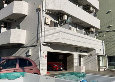 【現況写真】 | エトワール明神町 | 道幅が広い場所は日当たりや風通が良好です。幅が広いのですれ違いも可能ですし大きな車でも駐車可能！一方で、大型車が通ることも多くなるため交通量の増加により騒音に繋がります。また土地の値段が高くなります。