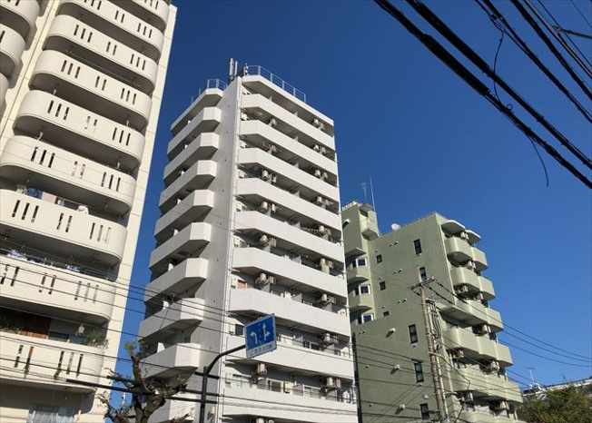 【外観】 | エトワール明神町 | 外観はマンション管理がされているかの目安になります。築年数が古いと、壁面は劣化してひび割れが生じることも！建物が古びていても細かいところが修繕されていると、きちんと管理されているなぁと感じるでしょう。