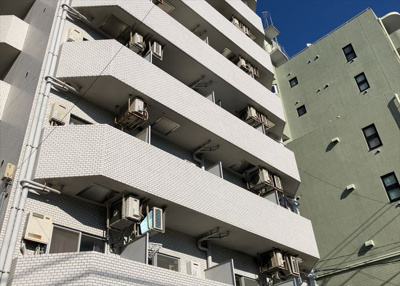 【バルコニー】 | エトワール明神町 | 一般的なバルコニーは、奥行1.5ｍ程ですが、ワイルドバルコニーは2ｍまで広がっています。そのため洗濯物の間隔をあけ干すことができ、乾きやすいというメリットや、ガーデニングが楽しめる等の特徴があります。